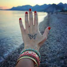 Las manos son otro lugar ideal para plasmar tattoos de mariposas, en especial las muñecas, donde se pueden colocar tatuajes de mariposas de tamaño reducido, siendo algo muy femenino y sencillo. Pin En Tattoo