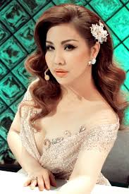 Cẩm Ly bình dân như thôn nữ, nhưng hai cô em gái ăn diện lộng lẫy như bà  hoàng