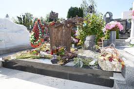 Ивана франко, художественным руководителем которого был богдан сильвестрович. Skulptor Mihail Reva Bogdan Stupka Krepko Pustil Korni V Nashu Zemlyu Stal Neotemlemoj Chastyu Ukrainy Fakty