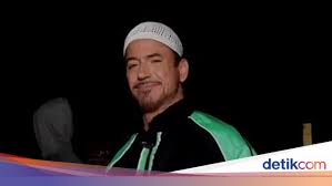 Kocaknya Gaya Tony Stark Hijrah Dan Berpeci