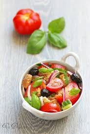 La Vraie Panzanella Toscane Un Dejeuner De Soleil Recette Salade Italienne Recette Italienne Un Dejeuner De Soleil