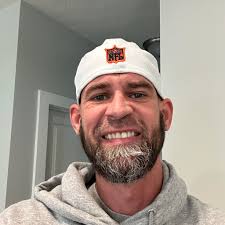 Hey everyone 👋 I'm 26 and currently driving for Walmart's private fleet.  Right now I'm making between $8k–$8.5k a month (before taxes), and I know  that'll go up with raises each year.