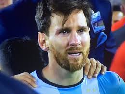 Se me parte el alma viendo a messi llorando.pic.twitter.com/6jglev807u. El Sufrido Relato De Aguero Sobre El Camarin Despues De La Final Con Chile Fue Una Imagen Terrible Verlo A Leo Asi