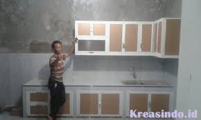 Meski demikian, kami menggunakan bahan dasar dan lapisan finishing pilihan dalam pembuatan kitchen set murah. Jasa Kitchen Set Aluminium Di Jogja Solo Dan Klaten
