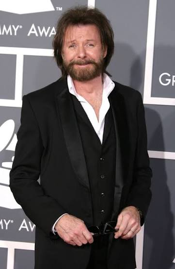 Ronnie Dunn addresses walking offstage due to dehydration