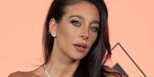 Tras el anuncio de su compromiso, Sol Pérez tomó mates en microbikini