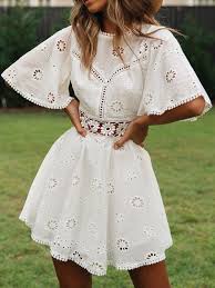 Jupe à plis, longueur genoux. Robe Courte Dentelle Dos Nu Col Rond Manches Courtes Blanc Robes Mini Robes