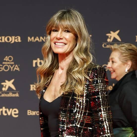 Begoña Gómez (51 años) destaca en la alfombra roja de los Premios Goya 2026 con una blazer de brillos y cuadros de firma barcelonesa