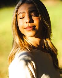 O Book de 15 anos de Laura Jaques Brauner foi realizado em uma tarde linda  no Jardim Botânico de Porto Alegre, aproveitando a luz dourada do fim do  dia que realçou ainda