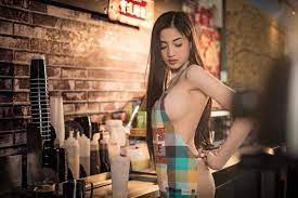 Facebook Nutzer beschweren sich über eine fast nackte Kellnerin in einem  Café in Sattahip - ThailandTIP