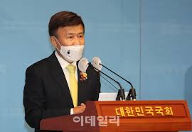 Jun 06, 2021 · 이재명 경기도지사의 핵심 보건의료 정책인 '수술실 cctv' 설치 의무화와 관련, 여당에서도 조속한 법안 통과가 필요하다는 의견이 나오고 있다.더불어민주당 4선 의원인 노웅래 의원은 지난 4일 자신의 페이스북을 통해 수술실cctv설치는 의료사고 방지 위한 최소한의 안전벨트라며 반드시 이번. í¬í†  ê¹€ì›ì›… ê´'ë³µíšŒìž¥ ìž…ìž¥ë°œí'œ ê¸°ìžíšŒê²¬