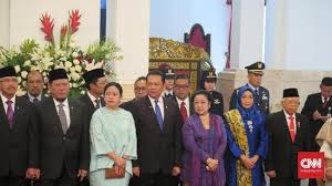 Sambil duduk, jokowi mengenalkan nama anggota kabinet satu per satu. Megawati Surya Paloh Hadiri Pelantikan Menteri Kabinet Jokowi