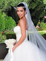 Kim kardashian and kanye west tied the knot in a beautiful ceremony in italy back in 2014. Kim Kardashian S Classic Wedding Hairstyle And Makeup Stylecaster