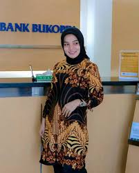Pada kesempatan ini saya akan bagikan banyak inpirasi tentang model baju gamis batik terbaru 2020 untuk wanita berhijab yang modern dan stylis, cocok kamu. 60 Model Baju Batik Terbaru Atasan Kombinasi Wanita