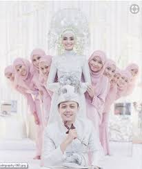 Tidak lupa memakai gandik, semacam mahkota hiasan kepala. Perkahwinan Melayu Pemilihan Pakaian Perkahwinan Untuk Pengantin Perempuan Mylovelywedding Gifts
