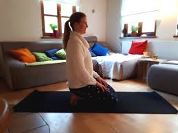 While yin yoga is a beautiful practice for any time of year, it's especially lovely in the colder months as the body's natural tendency is to curl inwards. Mit Yin Yoga Gut Durch Den Winter Rita Ayurveda