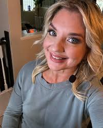 It's Brittany Bitch (and her King) We custom mixed Lauren's shade to get  her this golden glowy look for an epic Halloween costume 🎃👻 #spraytan  #burlingtonspraytan #oakvillespraytan #dtburlon