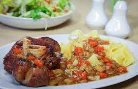 L'osso buco à la milanaise, un plat de viande au goût fort et au parfum enivrant, est un élément incontournable de la cuisine de lombardie. Osso Bucco A La Milanaise A La Gremolata Ossobuco Ala Milanese Recette De Qualite