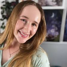 Noelle Ewing's Instagram, Twitter & Facebook