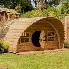 Ces Cabanons Splendides Devraient Vous Donner Quelques Idees Si Vous Souhaitez Embellir Le Votre Cabanon De Jardin Cabanon Cabane Bois