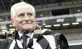 È morto nella notte a torino per una insufficienza cardiaca giampiero boniperti, presidente onorario della juventus, di cui è stato una bandiera prima come calciatore e poi come dirigente. Bmkysi1z0ijo0m