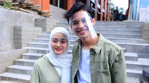 Listen to rey mbayang on spotify. Umumkan Jenis Kelamin Anak Dengan Cara Unik Rey Mbayang Tulis Pesan Haru