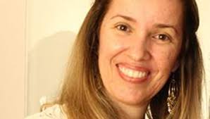 Em livro bilíngüe, escritora goiana despe-se, “lambe as palavras” e faz  “ménage” com a literatura