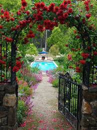 Rosenbogen Gartentor Hinterhof Garten Mit Schwimmbad Gartentor Rundbogen 46 Erstaunliche Pergola Gartentor Vorschlage Arc In 2020 Hinterhof Garten Garten Gartentore