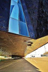 La macroestructura se sustenta sobre 17 puntos de apoyo.los bastidores de soporte para la fachada exterior se realizaron con vigas verticales de 12m de altura que quedan suspendidas de la viga principal. 29 Forum Barcelona Herzog De Meuron 4771 Barcelona Architecture Architecture Photography Amazing Architecture