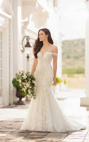 She carried a bouquet that included straws of wheat, a common russian bridal custom. Best Wedding Dresses For Hourglass Shaped Brides Pretty Happy Love Wedding Blog Essense Designs Wedding Dresses