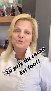 Le prix du Cacao est passé de 2500 à 12 000$ en 2 ans et il va augmenté  entre 25 et 40% début janvier. Oui les chocolatiers en ont absorbé les  coûts mais ils vont devoir trouver des solutions car ...