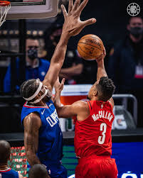 With hands e stimated at 1025 inches long and 12 inches wide the big man was able to easily pull down rebounds and keep the ball away from opponents. La Clippers On Twitter 2x The Votes 6x The Hand Size 1 Retweet 2 Votes Kawhileonard X Nbaallstar