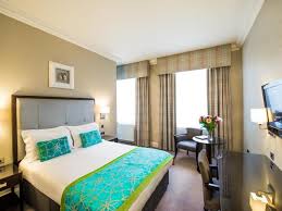 Sheraton grand hotel & spa (from usd 277) located near the royal lyceum theatre and overlooking the castle is this modern and elegant hotel. Leonardo Hotel Edinburgh City
