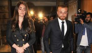 Muhabirlerin, buket hanım soy isminizi aldı. Yeni Sevgilisi Buket Buyukdere Ile Gundem Olan Gokhan Tore Meger Gokhan Tore Aslen Nereli Galeri Takvim