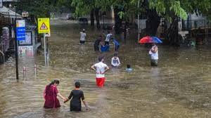 heavy rains continue to lash mumbai low lying areas waterlogged rains mumbai scenes