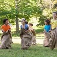 Solo tenemos que mirar el álbum de fotos familiar para recordar cómo se divertían las personas mayores de ahora, cómo eran capaces de convertir una escoba en un caballo o una caja en un veloz coche de carreras. Juegos Populares Los 10 Mas Tradicionales