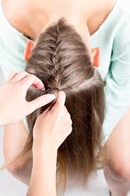 Der Frenchbraid Mit Dutt Gehort Zu Den Schonsten Flechtfrisuren Mit Bildern Frisuren Geflochtene Frisuren Haare Flechten Anleitung