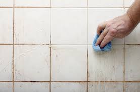 Dikongsikan 7 petua untuk kilatkan kuali dan kerak hitam dengan menggunakan bahan semula jadi yang mungkin sudah tersedia ada di dapur. Berkilat Seperti Baru Ahli Kimia Kongsi Rahsia Bersihkan Dinding Toilet Dengan Mudah