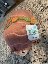 The film features the voices of kelly marie tran and awkwafina as the titular raya and sisu, the last dragon, respectively, with other supporting characters voiced by gemma chan, daniel dae kim, benedict wong, sandra oh, alan. Disney Raya And The Last Dragon 13 Inch Small Sisu Plush Dragon Stuffed Animal Toy Walmart Com Walmart Com