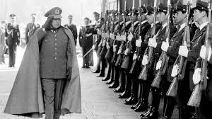 Augusto pinochet ugarte.dictador chileno que durante 17 años gobernó chile tras derrocar con la anuencia de las fuerzas armadas al presidente electo y legítimo, el socialista salvador allende. Pinochet El Triunfo Del Fascismo De Mercado Y Su Admiracion Mutua Con El General Franco Publico