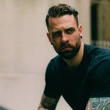 Tante immagini con idee look maschili per gli uomini con capelli ricci e mossi. Capelli Mossi Uomo Come Mantenere Una Perfetta Chioma