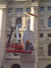 L'opera in questione è l'ultracelebrata l.o.v.e. Statua Vaffanculo A Piazza Affari E Il Dito Medio Di Cattelan Risklover Weblog