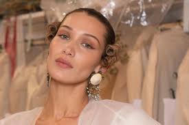 Gigi hadid ungeschminkt, geschminkt und ungeschminkt, geschminkt vs ungeschminkt, geschminkt gigi, bella & anwar hadid when they were young | real housewives of beverly hills. Bella Hadid Oben Ohne Selfie Fur Die Quarantane Gala De