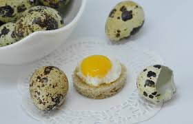 Dado que los huevos de codorniz son pequeños, podría ser difícil quebrarlos sin romper la yema. Huevos De Codorniz Una Alternativa Con Muchos Beneficios
