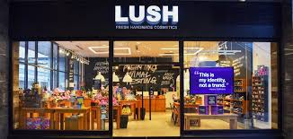 Перевод слова lush, американское и британское произношение, транскрипция, словосочетания, однокоренные слова, примеры использования. Lush Opens Its Second Biggest European Store In Munich Mds