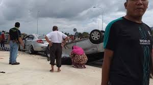 Mangsa kemudian terjatuh di atas kereta yang parkir di hadapan sebuah pusat pameran di jalan pahang di sini, katanya. Tidak Berhenti Di Persimpangan Bayi 11 Bulan Dan Wanita Maut Tercampak Keluar Dari Kereta Citer Member