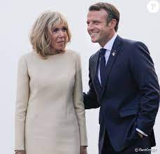 A 66 ans, la femme du président emmanuel macron est apparue sur le parvis du palais présidentiel de l'elysée dans un total look violet qui détonne avec ses la tenue a été accompagnée de quelques accessoires, comme des bracelets argentés à chacun de ses poignets, et ses éternels stilettos noirs. Brigitte Et Emmanuel Macron Enlaces A L Elysee Photo D Une Douce Etreinte Purepeople