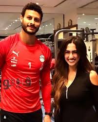 ونشرت المغنية، نوران خليل، صورة لها مع محمد صلاح من داخل الصالة الرياضية الخاصة، في فندق إقامة منتخب الفراعنة تحت تعليق: Pxizdsej7p4oim