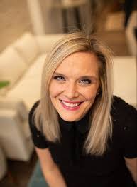 Hilary Devries's Instagram, Twitter & Facebook