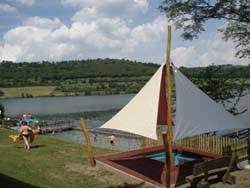 Schalkenmehrener maar in der vulkaneifel kommen etwa 75 maare vor, sowohl als wassergefüllte maarseen, in der weitaus überwiegenden zahl der fälle jedoch als trockenmaare. Schalkenmehrener Maar